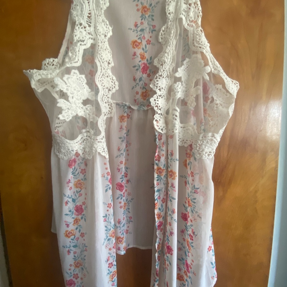Lace and floral sleeveless duster.